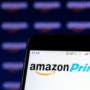 UCRANIA - 2021/01/23: En esta ilustración fotográfica, se muestra un logotipo de Amazon Prime en la pantalla de un teléfono inteligente en el fondo de la pantalla de una computadora. (Ilustración fotográfica de Igor Golovniov / SOPA Images / LightRocket a través de Getty Images)