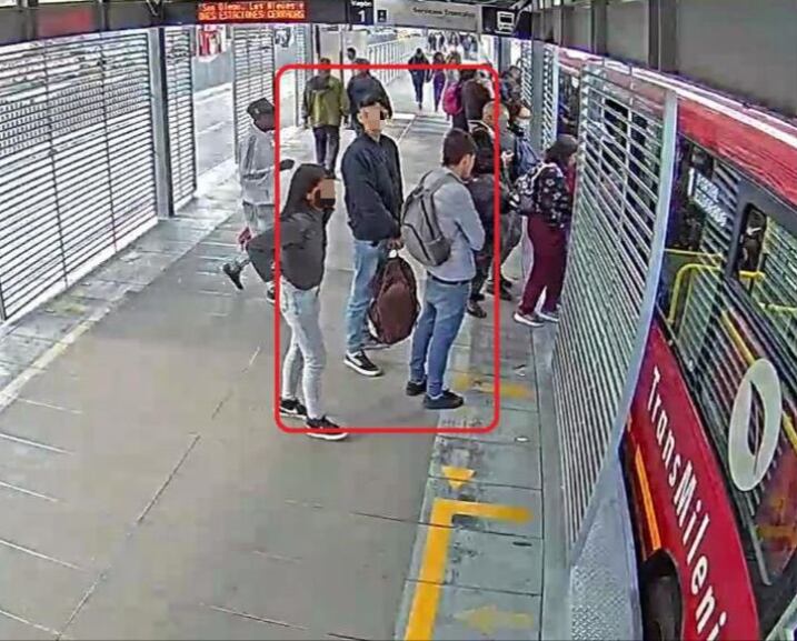 Capturan a los ‘Futbolitos’; distraían con charlas de fútbol para robar en Transmilenio.