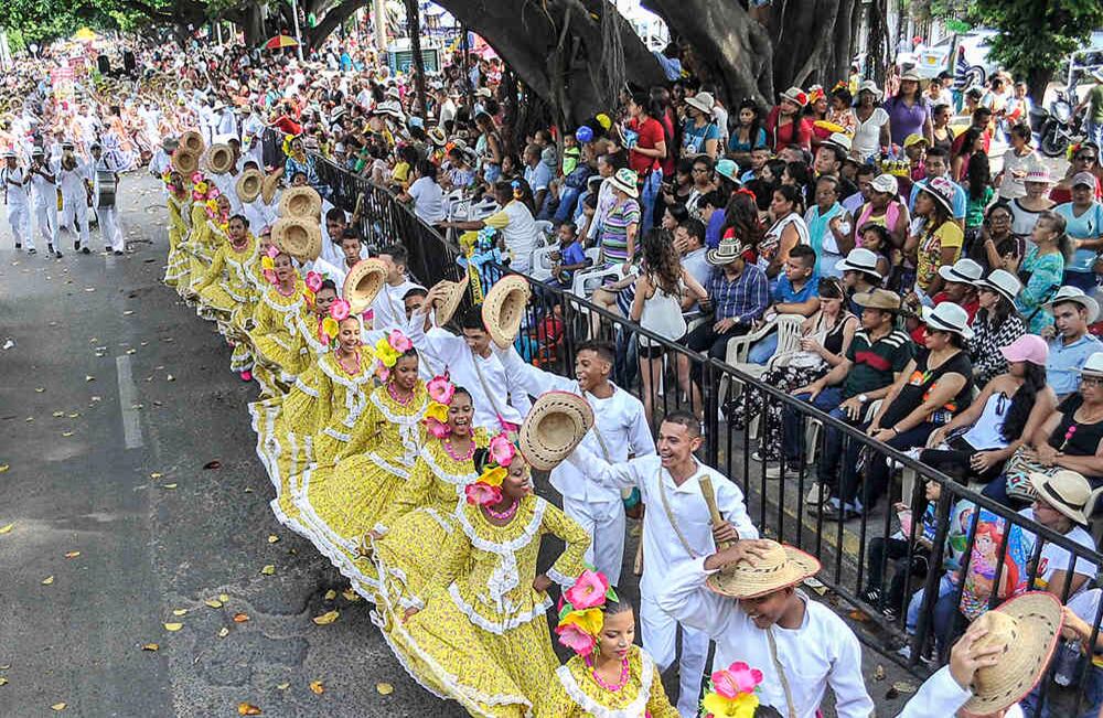 Con un desfile multicolor y desbordante de alegría, en el que las principales protagonistas fueron las tradicionales piloneras, se dio inicio —ayer jueves 27 de abril— al quincuagésimo festival de la Leyenda Vallenata en Valledupar.  Foto: Carlos Julio Martínez/ Enviado