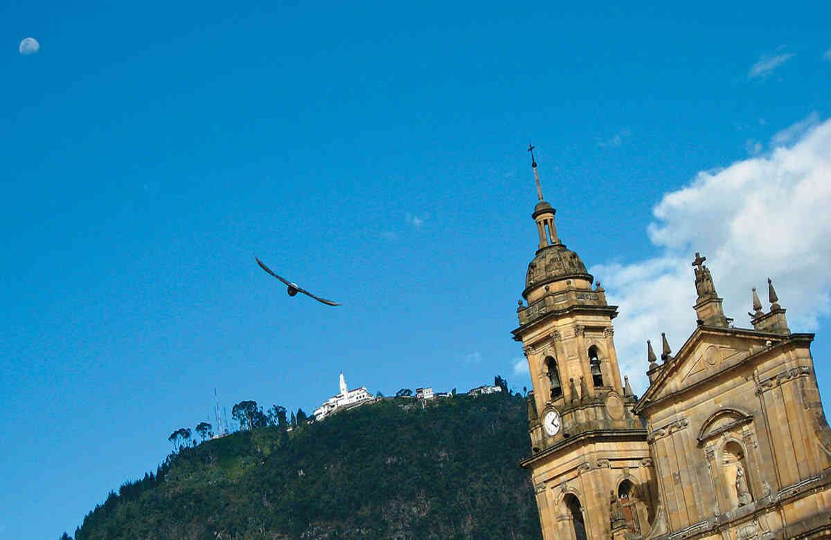 El Centro Histórico: Un recorrido por el centro histórico es un plan obligado para cualquier turista. Si es bogotano o lleva muchos años en la ciudad, también es recomendable que pasee la zona, sin afán, para que se conecte con la historia de la ciudad y el país. Puede arrancar en el Corro de Quevedo, tomarse una jarra de chicha y bajar hacia la Plaza de Bolívar. Durante ese trayecto puede visitar la iglesia de La Candelaria, el Museo de Bogotá y el Militar, el teatro Colón y la casa de Rufino José Cuervo. Ya en la plaza encontrará los edificios de los poderes públicos y la Catedral Primada. Y si quiere seguir paseando, puede caminar por la carrera Séptima peatonal.  Foto: Cortesía IDPC