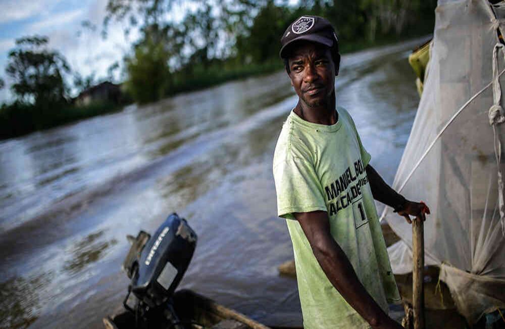 Edgardo Roa es pescador y cría cerdos en la ribera del Atrato.