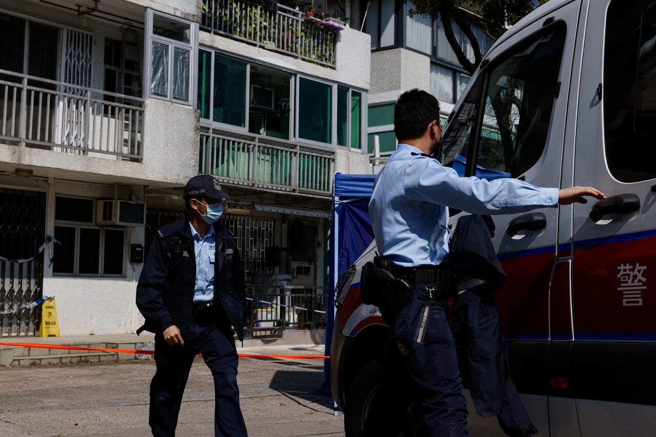La policía monta guardia frente a una casa de pueblo donde se encontró parte del cuerpo de Abby Choi en Hong Kong, China