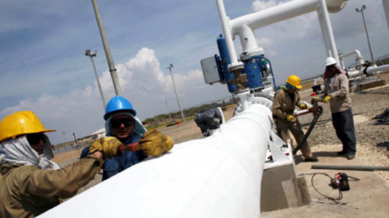 El ministro de Minas, Hernán Martínez, decretó el racionamiento de gas. Uno de los problemas es que la infraestructura de transporte del combustible no da abasto para la demanda. Actualmente el país le está mandando mucho gas a Venezuela