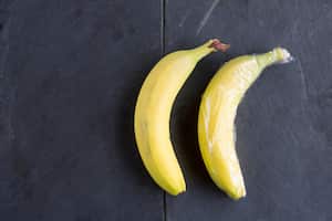¿Por qué se debe envolver el plátano?