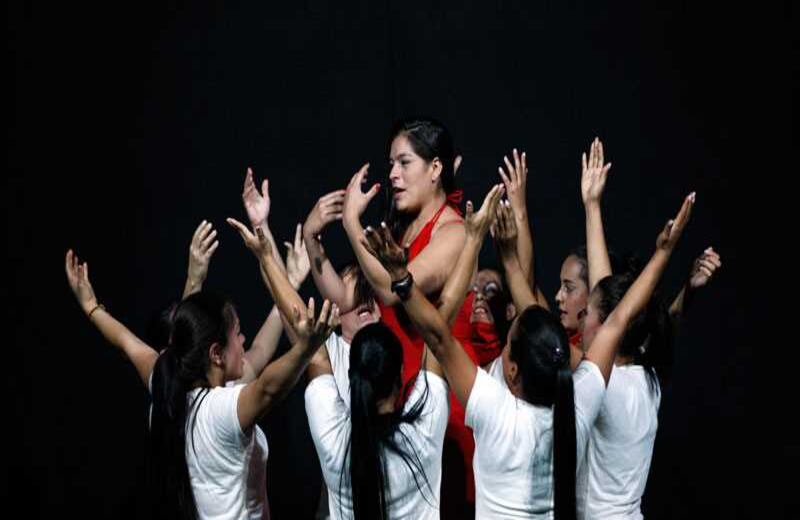 Natalia Valdés es "Natacha", quien se acaba de graduar de un doctorado en pedagogía y al recibir una oferta laboral recuerda su difícil pasado en el reformatorio Las Damas Azules y trata de transformar este lugar que tanto sufrimiento le causo. Foto: León Darío Peláez.