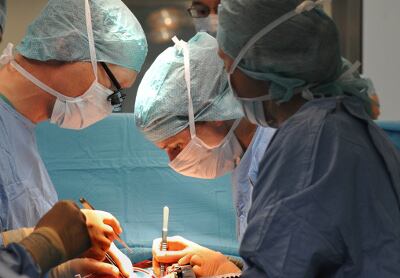 En los casos más extremos se requiere extirpar quirúrgicamente las amígdalas para evitar complicaciones. 