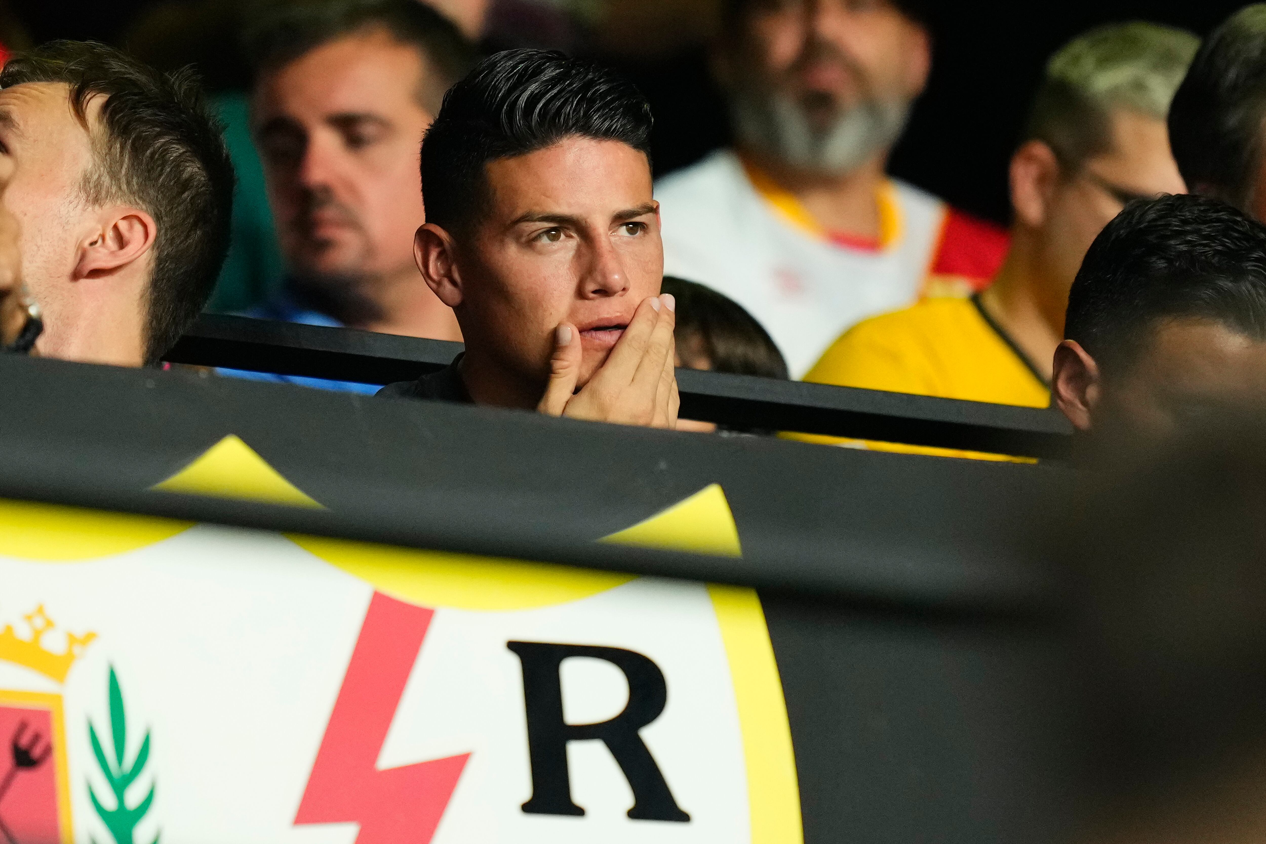 James Rodríguez centrocampista ofensivo del Rayo Vallecano y Colombia sentado en las gradas durante el partido de La Liga entre el Rayo Vallecano y el FC Barcelona en el Estadio de Vallecas el 27 de agosto de 2024 en Madrid, España.