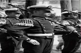 Su padre solía llevarlos a ver los desfiles militares del 20 de julio en la Plaza de Bolívar. Por eso sintió gran orgullo cuando Juan Manuel, su consentido, decidió completar los dos últimos años de bachillerato en la Armada Nacional. 