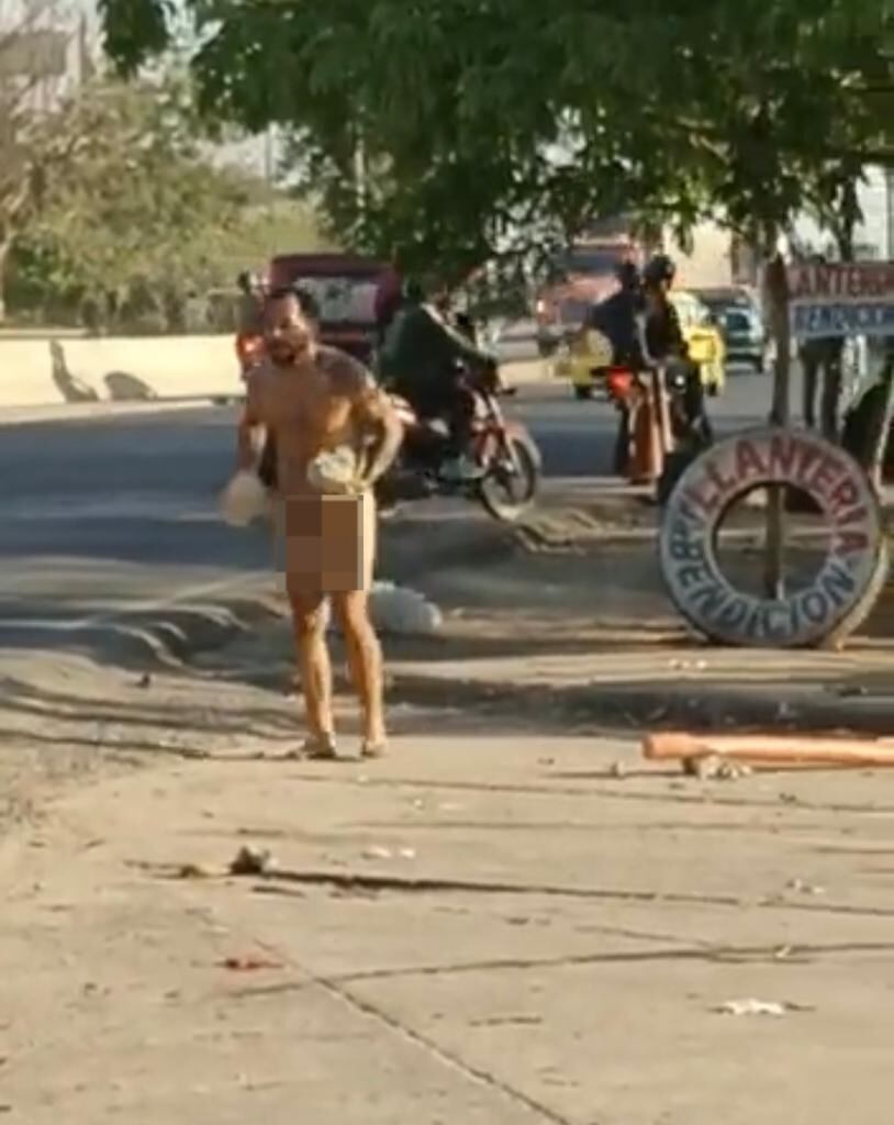 Un hombre desnudo causó problemas en la calle 30