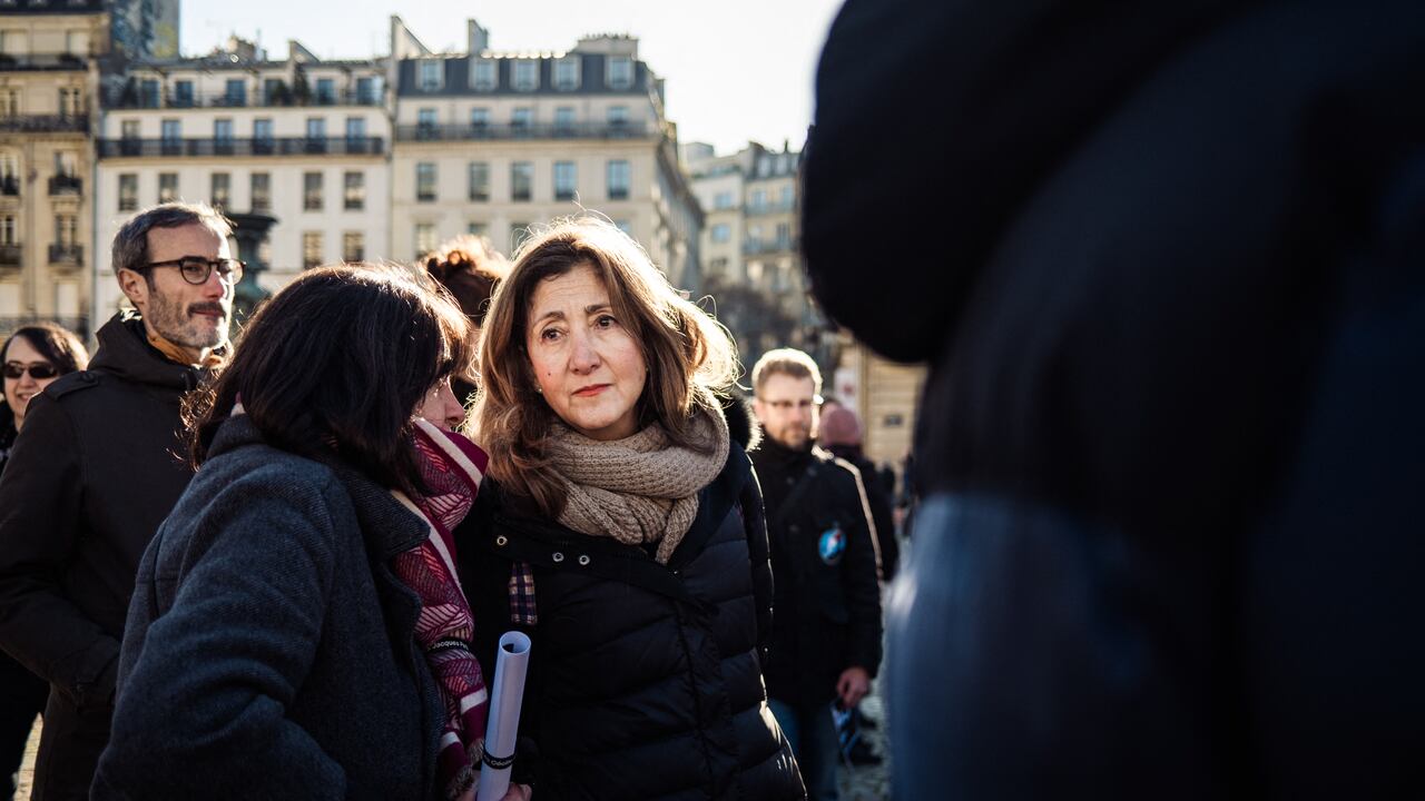 Ingrid Betancourt en una manifestación en apoyo de Cecile Kohler Jacques Paris y Olivier Grondeau, secuestrados franceses en Irán, en París, Francia, el primero de febrero de 2025. (Foto de Bastien Ohier / Hans Lucas vía AFP)