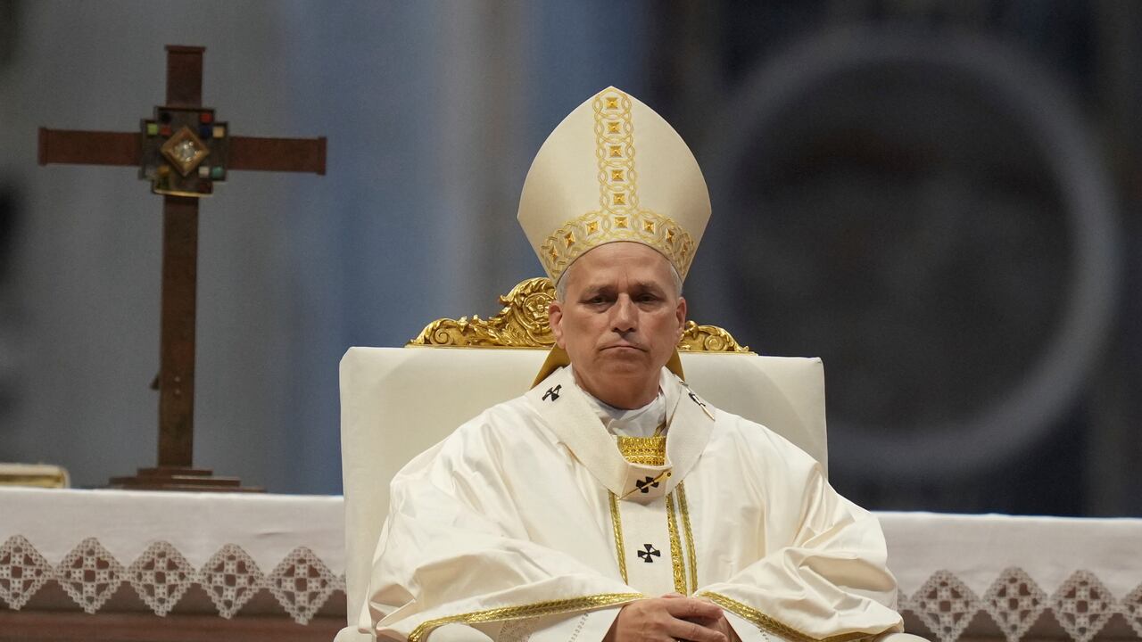 El papa León XIV sentado en el altar de la Basílica de San Pedro, el domingo 15 de junio de 2025, donde celebró una misa por el Jubileo del Deporte. (Foto AP/Alessandra Tarantino)