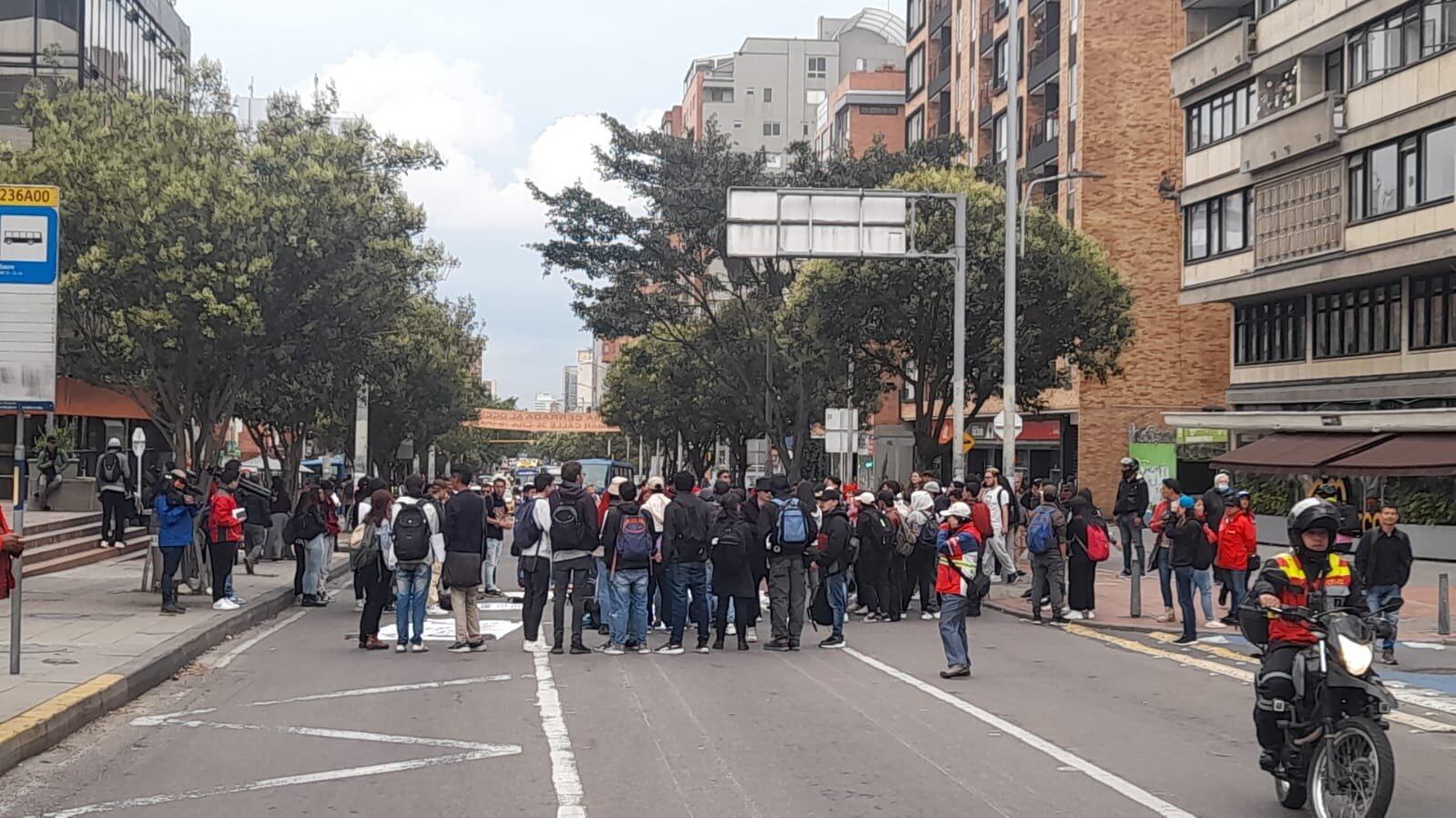 Imagen de un bloqueo en la carrera 13.