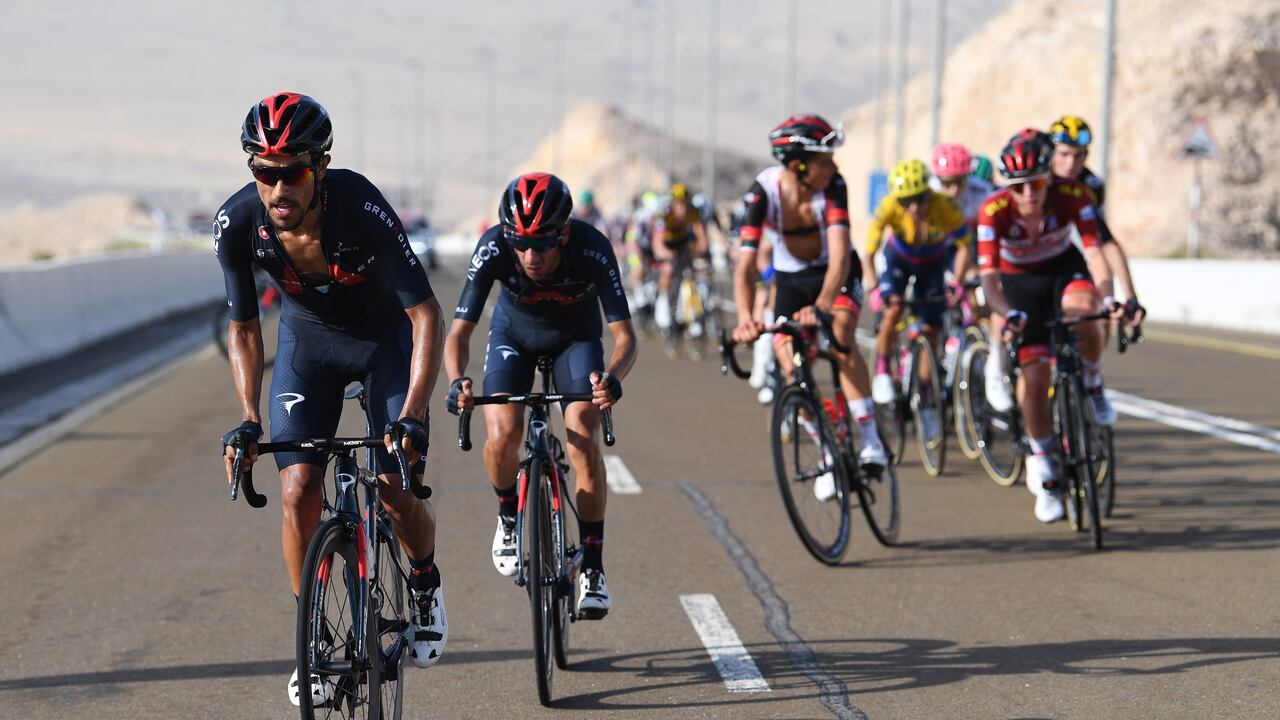 Daniel Martínez al ataque contra Tadej Pogacar en el UAE Tour de 2021