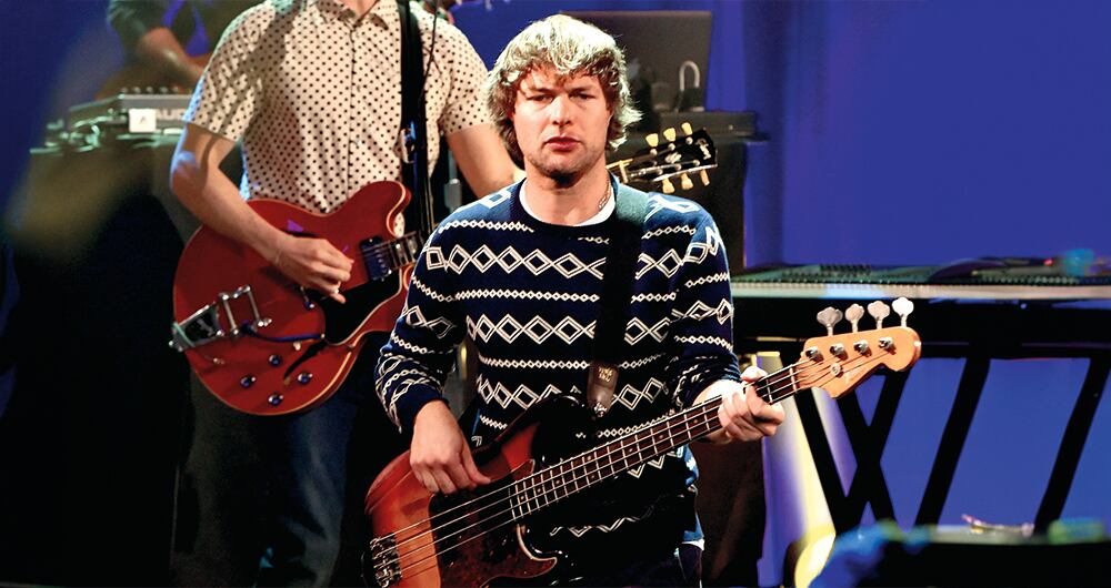 Kate Bowman, esposa de Mickey Madden, exbajista y miembro fundador de la agrupación Maroon 5, solicitó el divorcio tras acusar al músico de violencia doméstica.