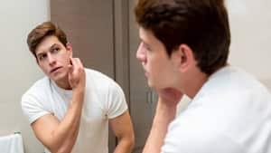 El acné también puede aparecer en el oído externo o en el canal auditivo externo. Foto: GettyImages.