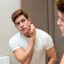 El acné también puede aparecer en el oído externo o en el canal auditivo externo. Foto: GettyImages.