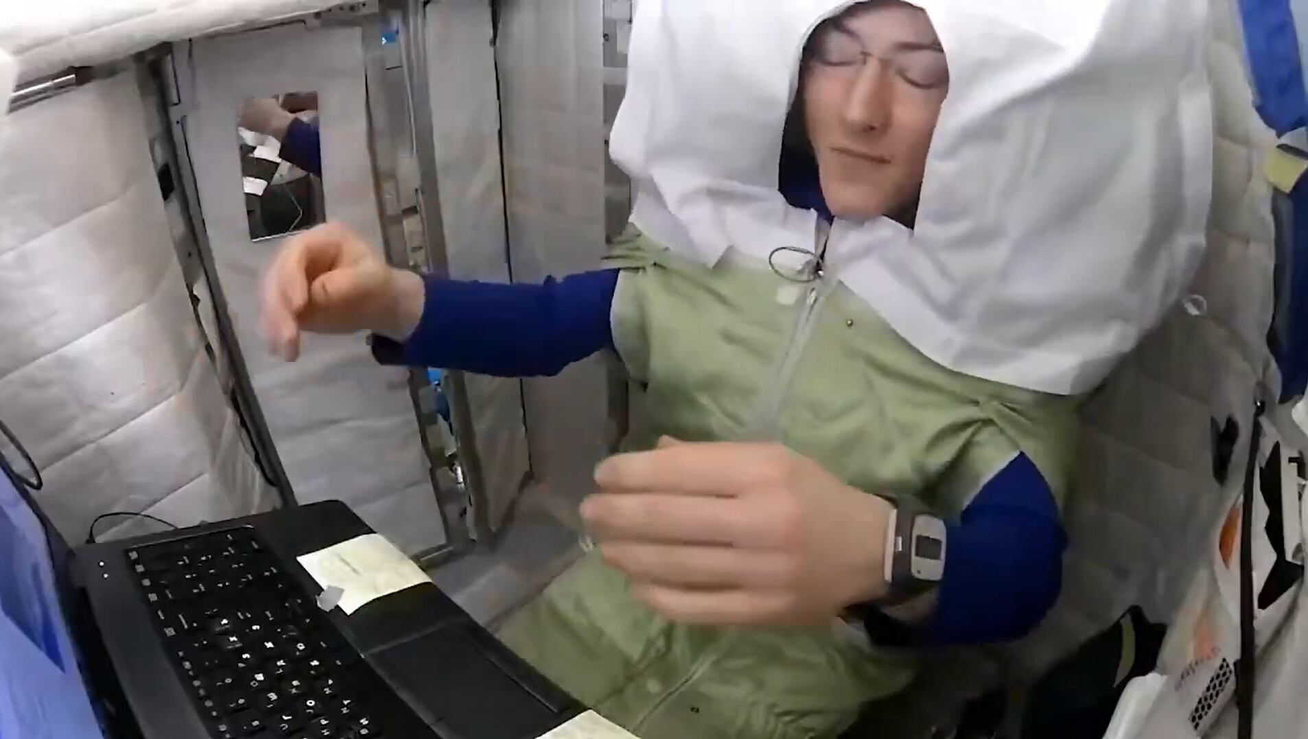 Cada noche, los astronautas se aseguran dentro de sacos para evitar moverse en microgravedad.