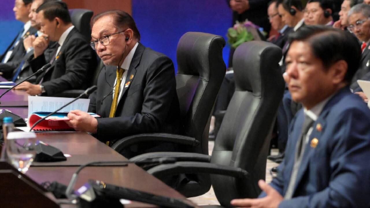 El asiento vacío de Birmania se ve entre los líderes de la ASEAN.