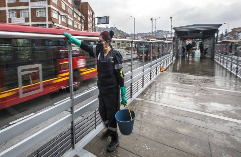 Según TransMilenio, los vehículos serán busetas y realizarán sus recorridos hacia los principales centros de salud priorizados, como el Hospital Instituto Nacional De Cancerología, en coordinación con la Secretaría Distrital de Salud. Foto: Juan Carlos Sierra-SEMANA
