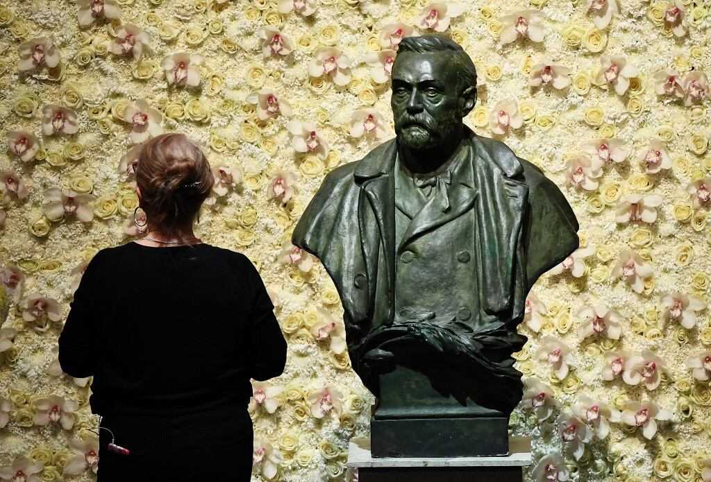 El busto de Alfred Nobel, quien hizo una fortuna por in inventar la dinamita en 1866, y quien en su testamente ordenó la creación del premio. Foto: Jonathan NACKSTRAND / AFP)