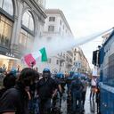 Los manifestantes son rociados por cañones de agua de la policía mientras se producen enfrentamientos durante una protesta, en Roma. Foto AP / Mauro Scrobogna / LaPresse.