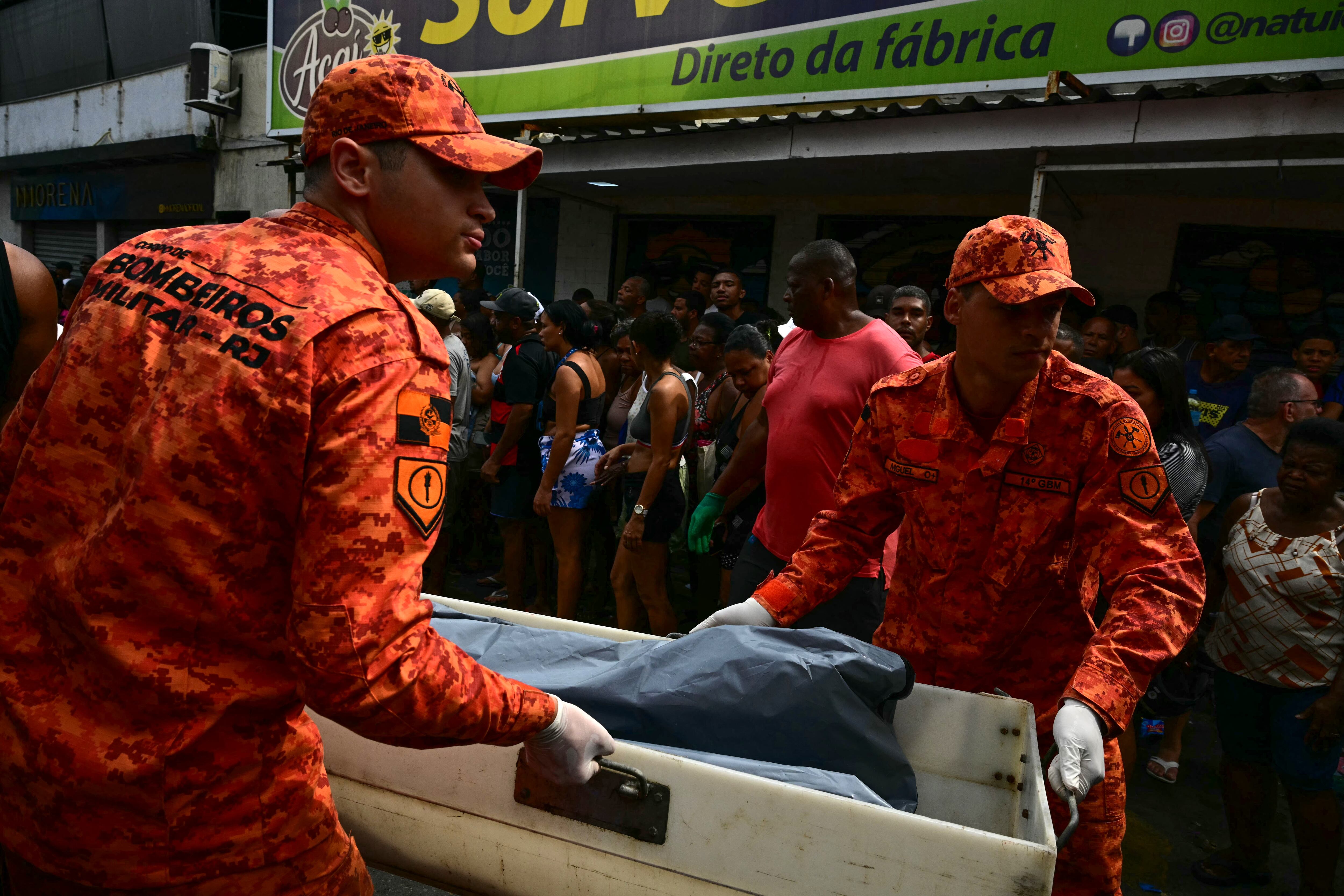 Bomberos trasladan un cadáver en la plaza São Lucas de la favela Vila Cruzeiro, en el complejo Penha de Río de Janeiro, Brasil, el 29 de octubre de 2025, tras la Operación Contención. Residentes de una favela de Río de Janeiro alinearon más de 50 cadáveres en una plaza de su barrio de bajos ingresos el 29 de octubre, un día después de la operación policial más sangrienta en la historia de la ciudad, informó AFP. (Foto de Pablo PORCIUNCULA / AFP)