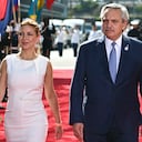 Buenos Aires, Argentina | AFP | viernes 09/08/2024 - 16:28 UTC-5 | 749 palabras
por Tomás VIOLA
La denuncia por violencia de género contra el expresidente Alberto Fernández, con la difusión en la prensa local de presuntos chats y fotos donde se ve a la ex primera dama con moretones, conmociona a Argentina y ha desatado una crisis profunda en la ahora oposición.
El portal de noticias Infobae publicó en la noche del jueves imágenes de Fabiola Yáñez con golpes en su brazo y en su rostro y chats que comprometen al exmandatario que gobernó entre 2019 y 2023. (Photo by Chandan KHANNA / AFP)