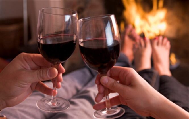 Con el pasar de los años, se ha convertido en el complemento perfecto de una cita romántica, sea al aire libre, en un restaurante o en casa. 