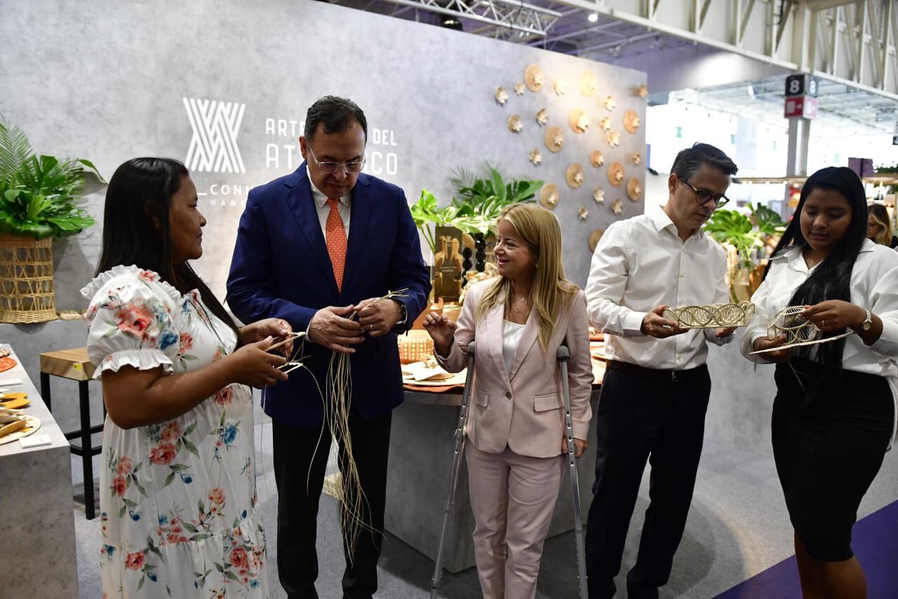 La gobernadora estuvo con el embajador