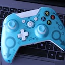 CHINA - 2021/04/30: En esta ilustración fotográfica, se muestra un controlador genérico para el sistema de juego Microsoft Xbox 360 en el teclado de una computadora portátil. (Ilustración fotográfica de Thibaud Mougin/SOPA Images/LightRocket vía Getty Images)