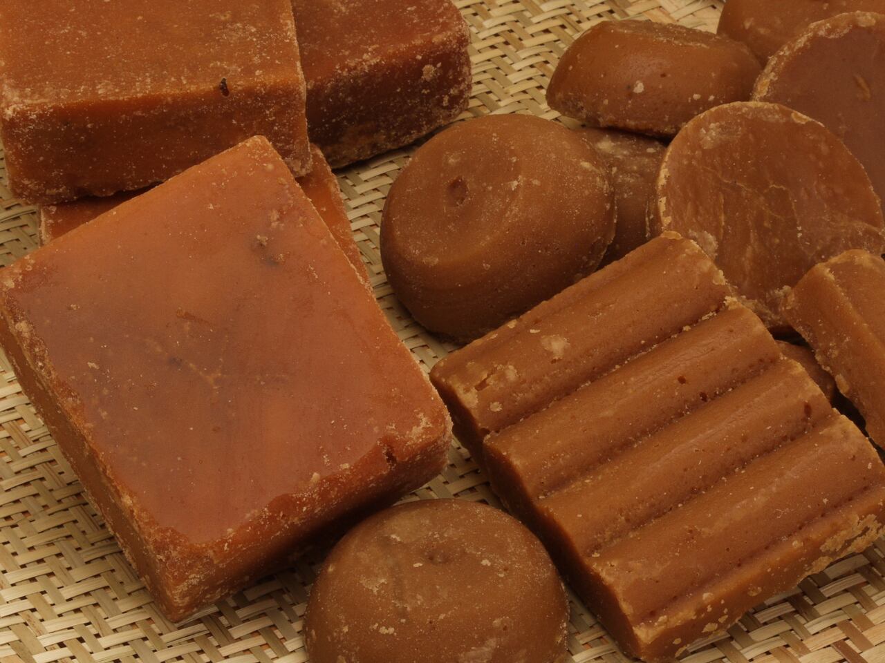 Panela colombiana - panela, elaborada a base de caña de azúcar, para diferentes preparaciones sobre una base de mimbre hecha en Colombia.