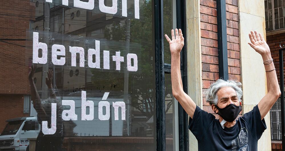 La obra de 2020 iba con una acción en la que el artista estrechaba la mano del público. Bendito jabón, que permitía el contacto social.