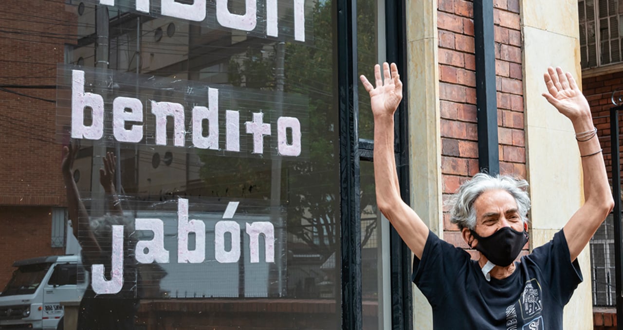 La obra de 2020 iba con una acción en la que el artista estrechaba la mano del público. Bendito jabón, que permitía el contacto social.