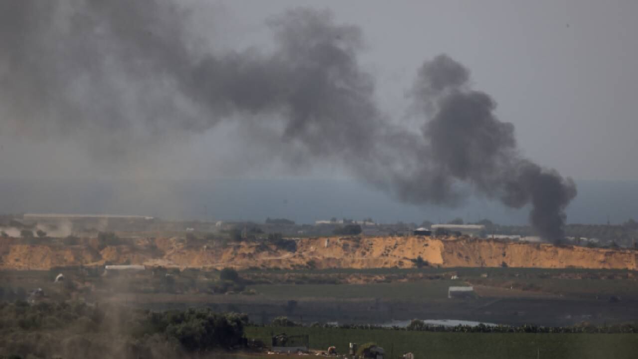 Maniobran tanques israelíes dentro de la Franja de Gaza.