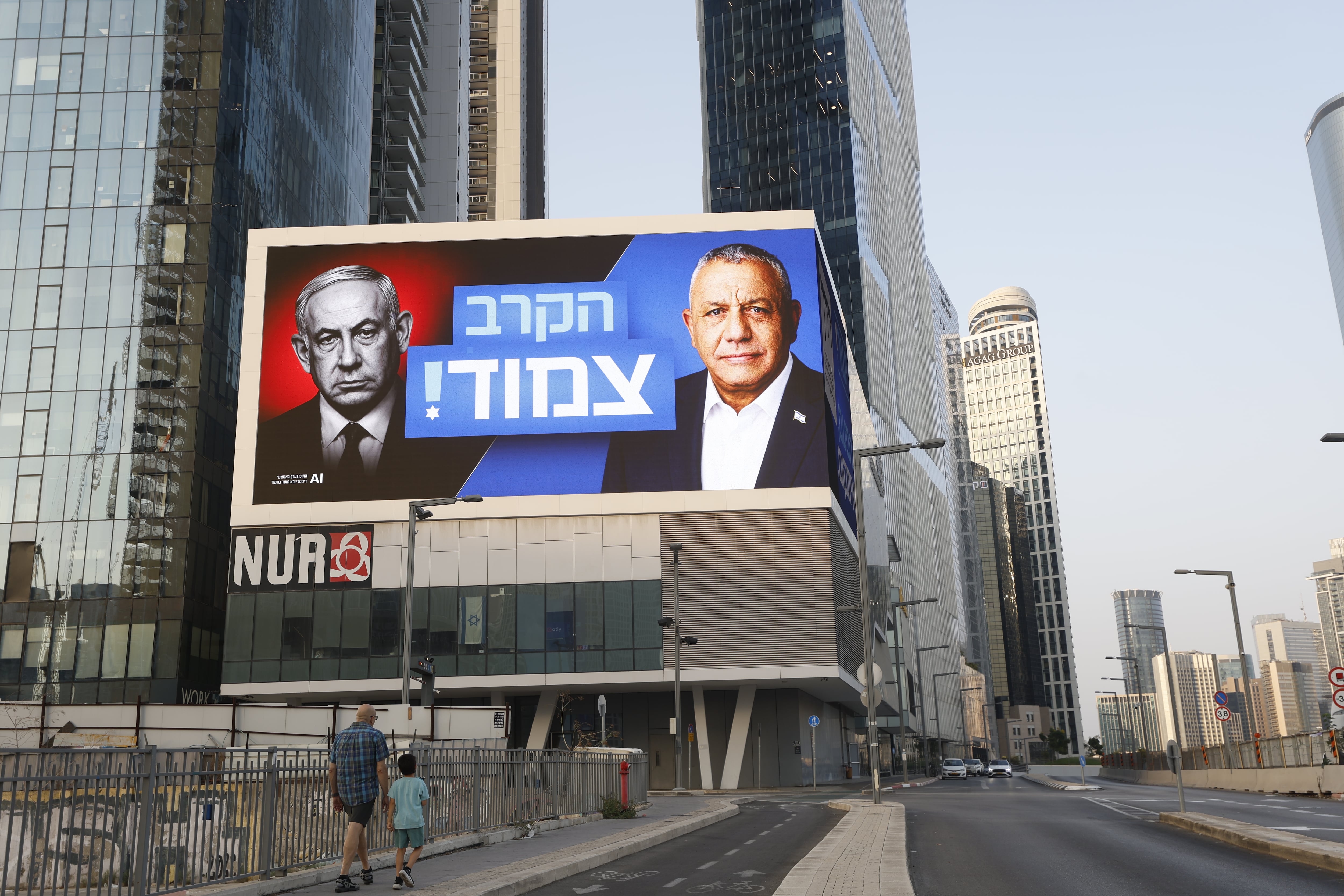 En un puente de Tel Aviv se exhibe un anuncio de un canal de televisión israelí —que emitirá la cobertura de las elecciones en Israel— en el que aparecen el primer ministro israelí, Benjamin Netanyahu, y el exjefe militar israelí Gadi Eisenkot, líder del partido Yashar.