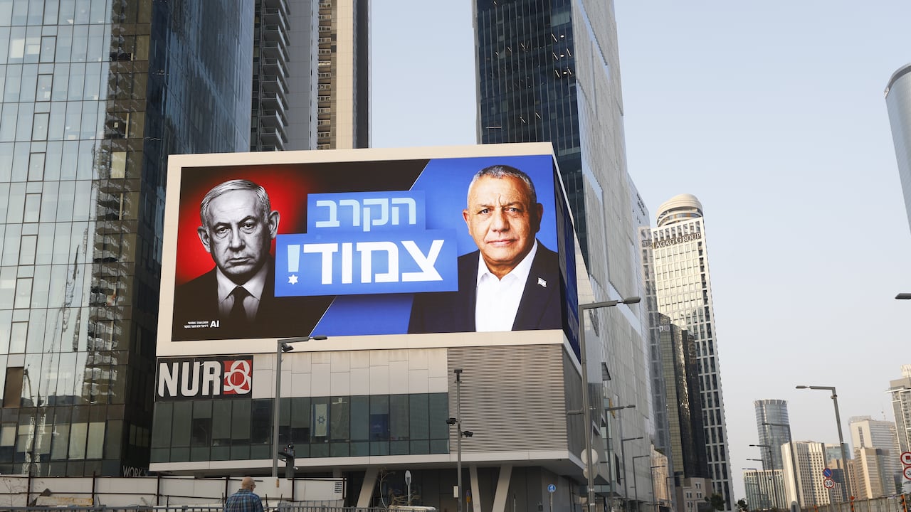 En un puente de Tel Aviv se exhibe un anuncio de un canal de televisión israelí sobre la cobertura de las elecciones en Israel; en este aparecen el primer ministro israelí, Benjamin Netanyahu, y el exjefe militar israelí Gadi Eisenkot, líder del partido Yashar.
