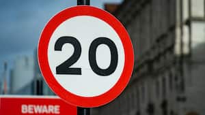 Estas señales están siendo modificadas por unas similares que en lugar de color rojo tiene un tono verde; el número también es menor y es una velocidad máxima recomendada.