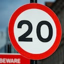 Estas señales están siendo modificadas por unas similares que en lugar de color rojo tiene un tono verde; el número también es menor y es una velocidad máxima recomendada.