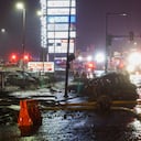 Esta fotografía muestra escombros cerca del Bulevar Roosevelt después de que un jet privado se estrelló cerca del Roosevelt Mall, el viernes 31 de enero de 2025, en Filadelfia. (Steven M. Falk/The Philadelphia Inquirer vía AP)