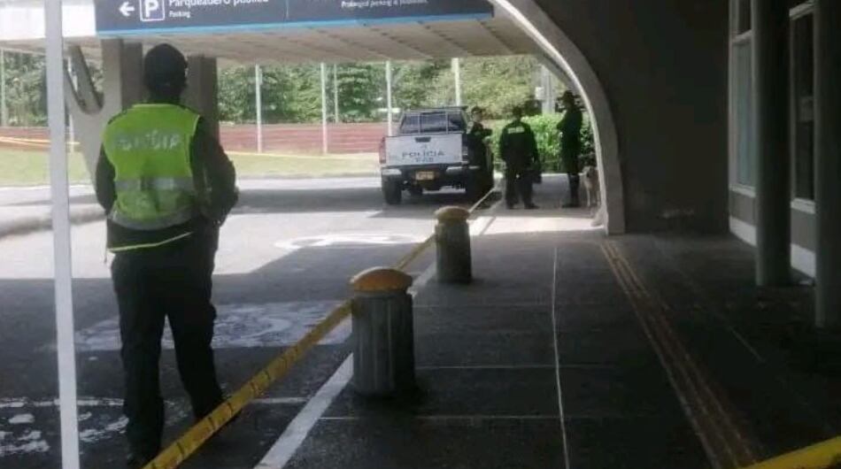 Acordonan exterior del aeropuerto de Medellín por paquete sospechoso.