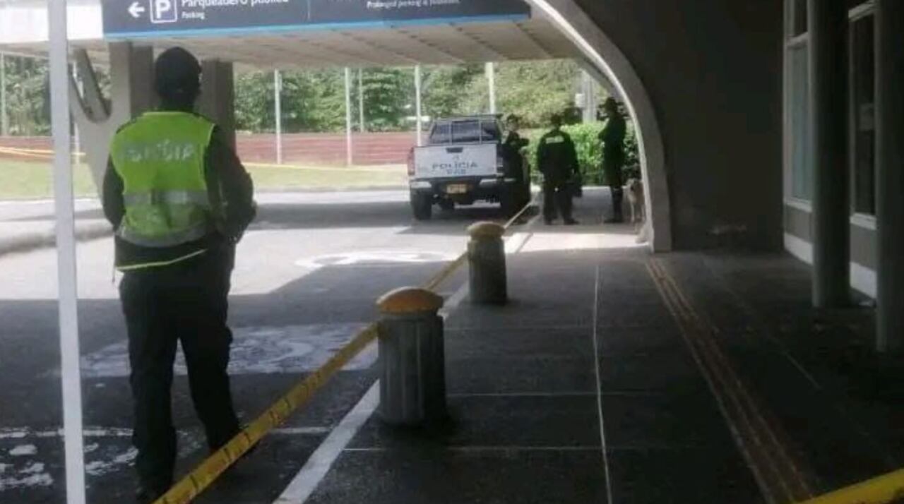 Acordonan exterior del aeropuerto de Medellín por paquete sospechoso.