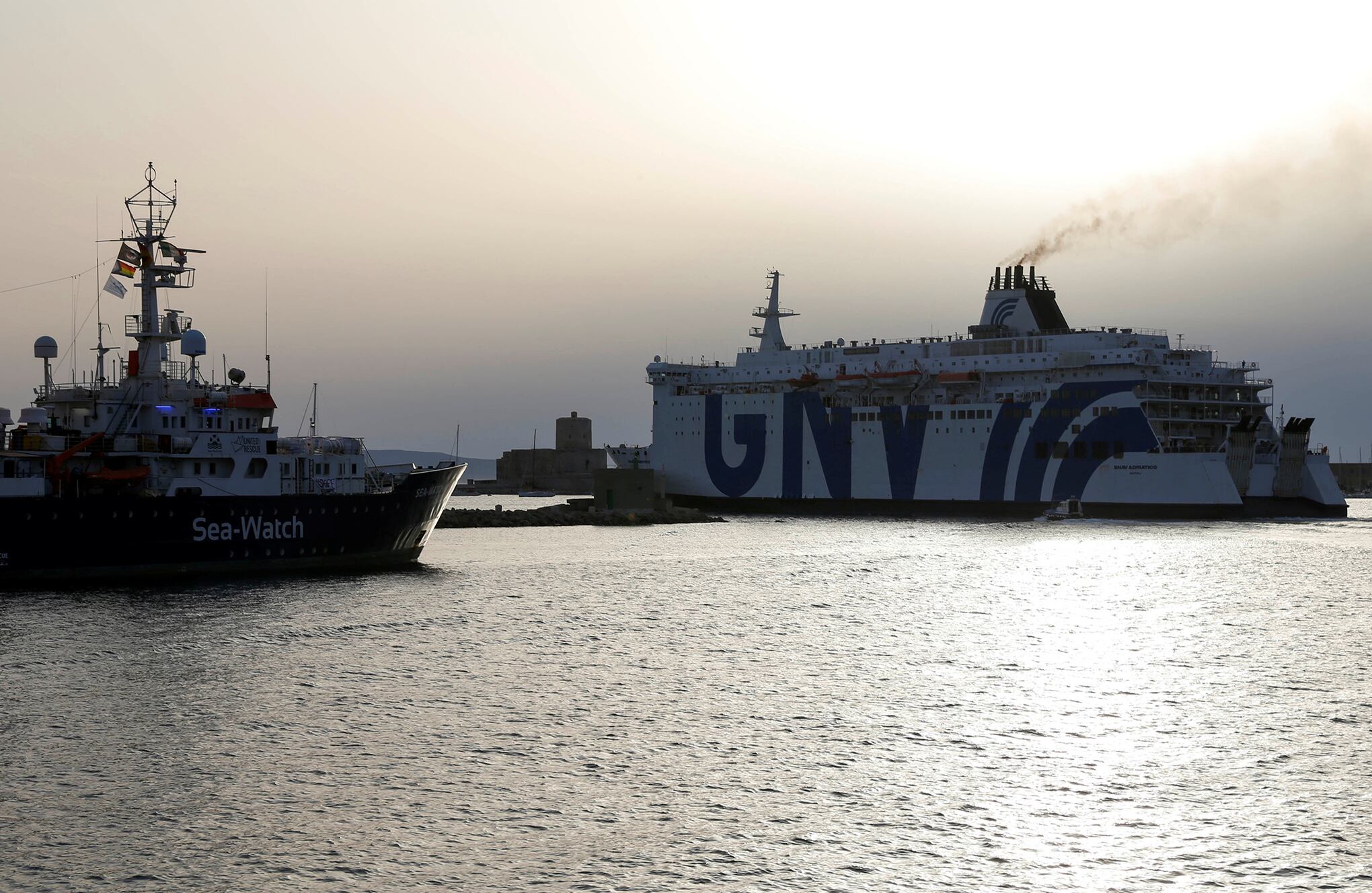 Último grupo de migrantes rescatados desembarque de la nave de rescate migrante Wee-Watch 3 en Sicilia