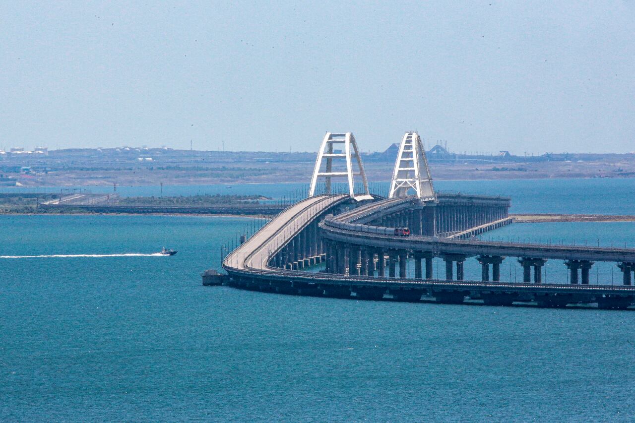 El puente de Kerch conecta a Crimea con el territorio continental ruso.