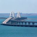 El puente de Kerch conecta a Crimea con el territorio continental ruso.