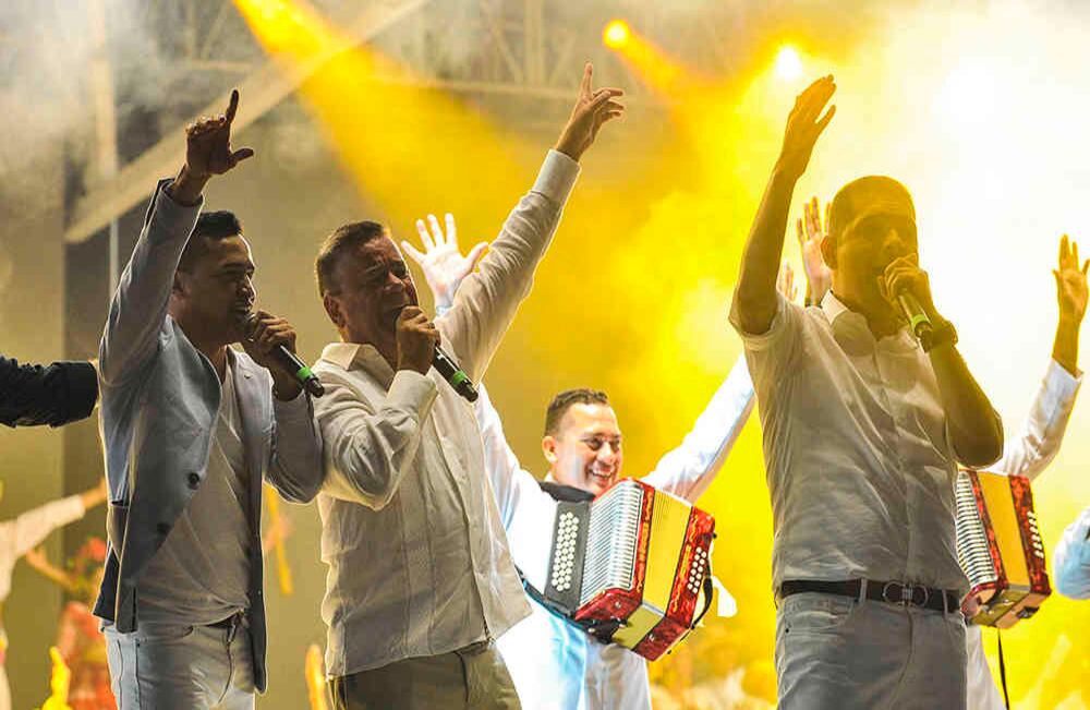 Jorge Celedón, Iván Villazón y Peter Manjarrés, cantan el jueves 27 de abril de 2017, en el parque de la Leyenda Vallenata, en Valledupar, durante la inauguración del quincuagesimo festival vallenato y cuarto concurso rey de reyes. Foto: Carlos Julio Martínez / SEMANA