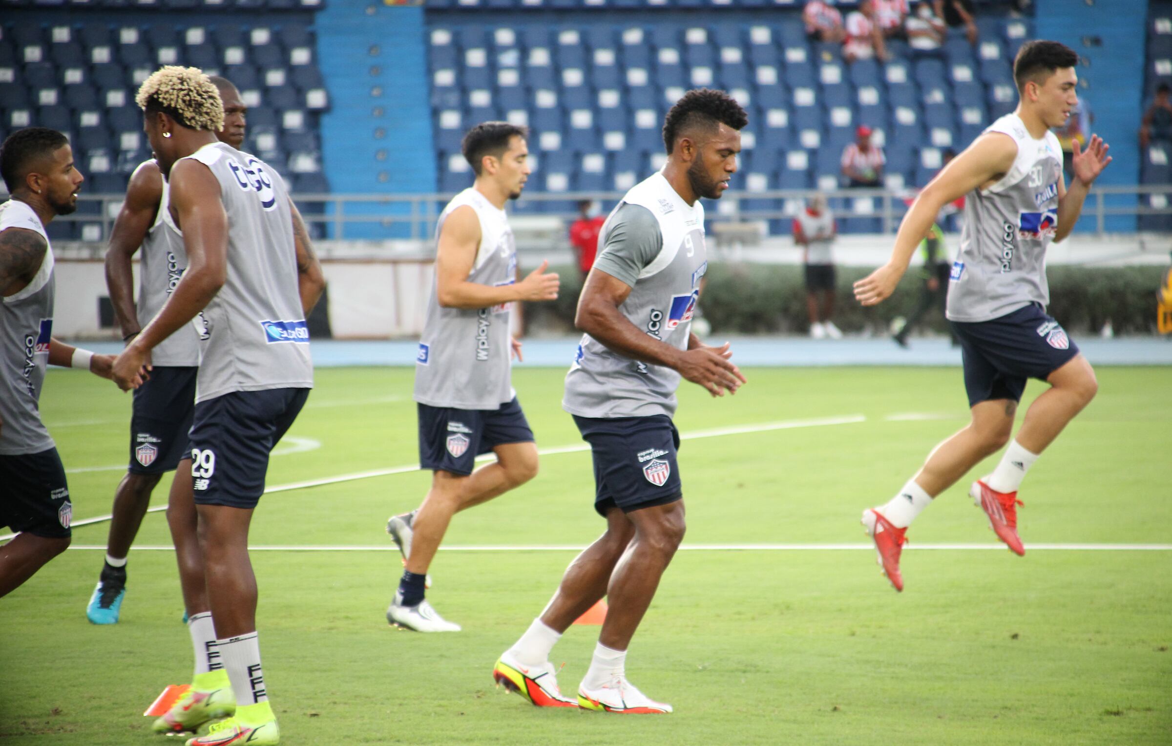 BARRANQUILLA  - COLOMBIA, 07-02-2022: Atlético Junior y Águilas Doradas durante partido por la fecha 5 entre Atlético Junior  y Águilas Doradas como parte de la Liga BetPlay DIMAYOR I 2022 jugado en el estadio Metropolitano Roberto Meléndez de la ciudad de Barranquilla. /Atletico Junior and Aguilas Doradas during Match for the date 5 between Atletico Junior  and Aguilas Doradas as part BetPlay DIMAYOR League I 2022 played at Metropolitano Roberto Melendez  stadium in Barranquilla. Photo: VizzorImage / Jesús Rico / Contribuidor