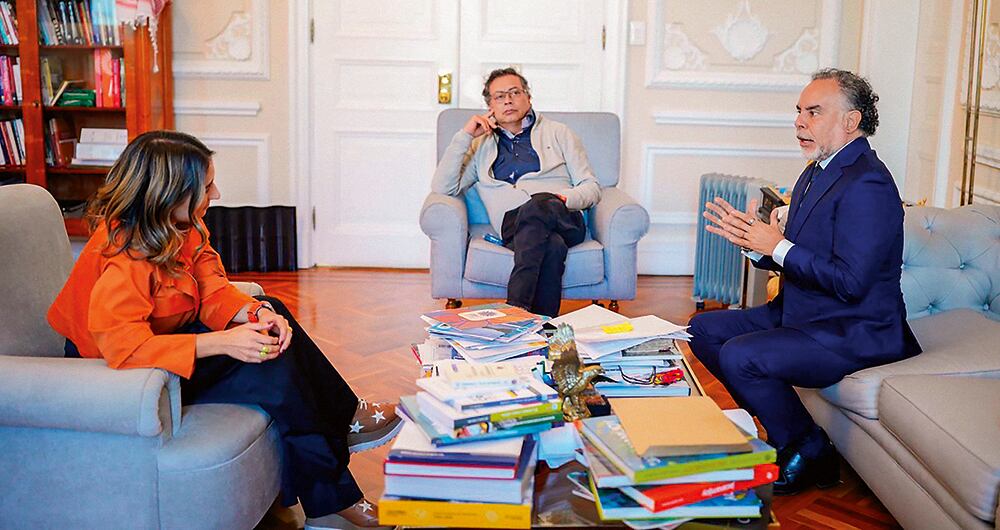 La pelea entre Armando Benedetti y Laura Sarabia es silenciosa, bajo la mesa, con jugadas estratégicas de un lado y del otro.