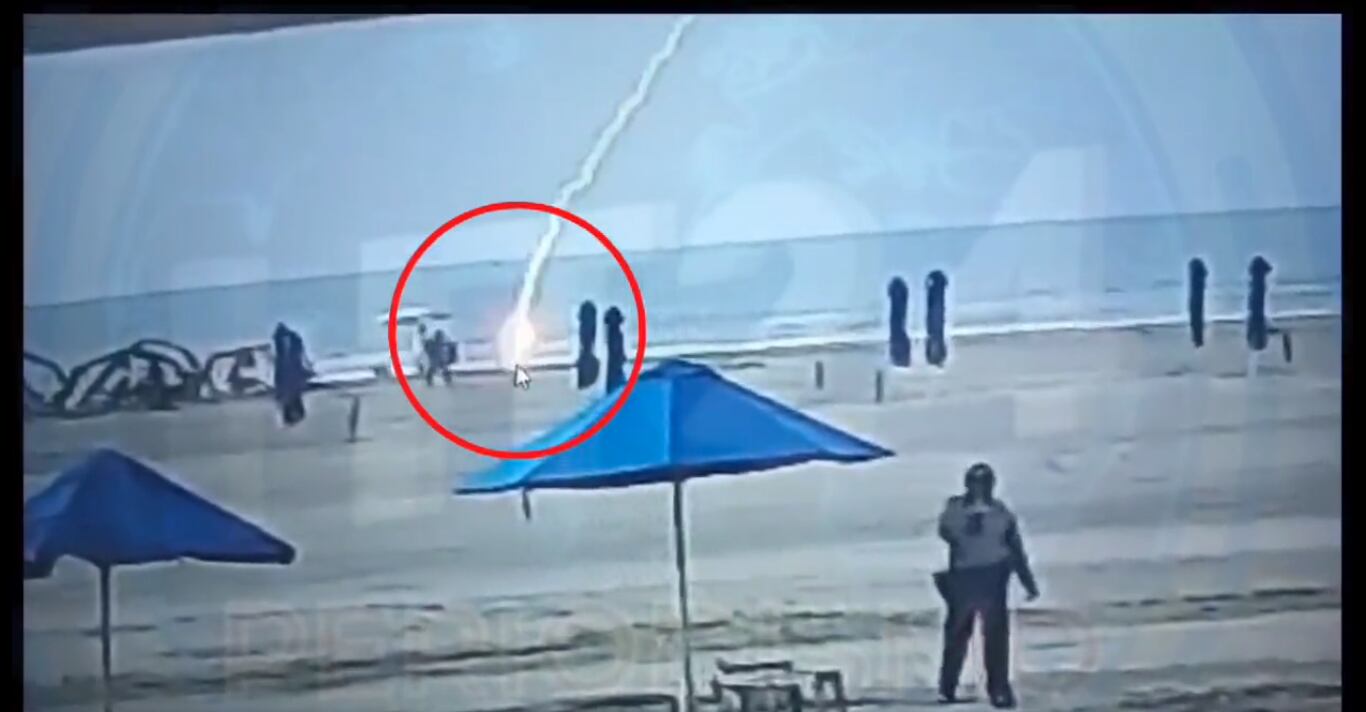 La turista estaba en la playa, en compañía de varios de sus familiares.