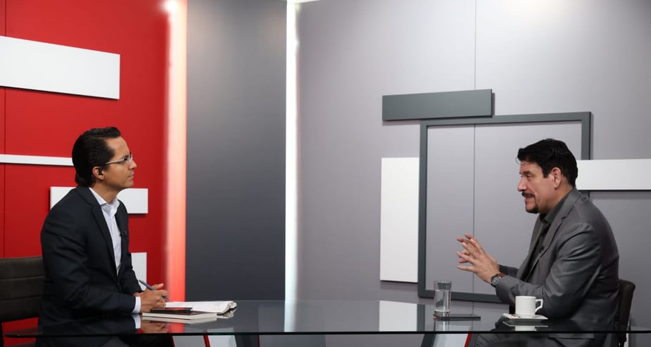 Yesid Lancheros, director de SEMANA, y el abogado Mauricio Gaona, el 13 de mayo de 2026 en las instalaciones de SEMANA, en Bogotá