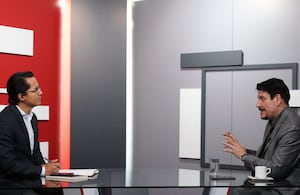 Yesid Lancheros, director de SEMANA, y el abogado Mauricio Gaona, el 13 de mayo de 2026 en las instalaciones de SEMANA, en Bogotá